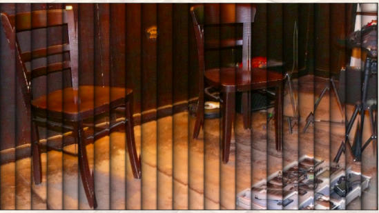 Zwei leere Holzstühle auf einer kleinen Bühne