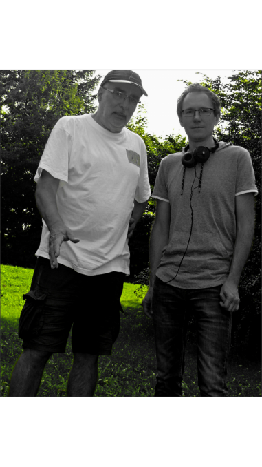 Markus und Jürgen im Park und schauen in die Kamera